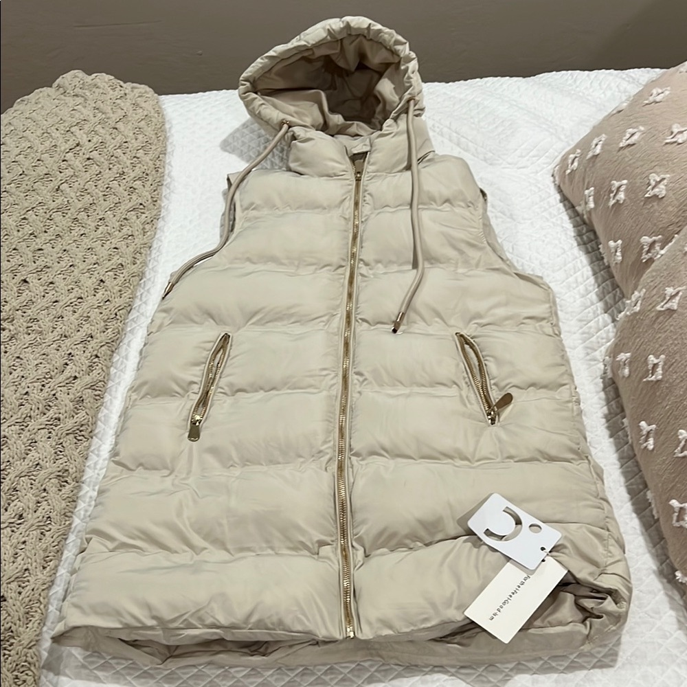 New with Tags Women's cream/Beige Puffer Vest